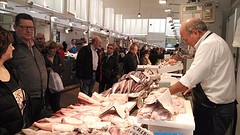 eerst slenteren over de markt. wat een grote hoeveelheden verse vis