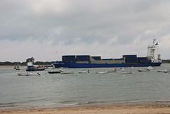 boot komt uit de Guadalquivir de oceaan op