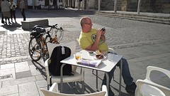 even de ooievaars filmen op het dak van de kerk
