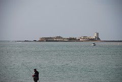 kasteel plus vuurtoren op een eiland voor de kust
