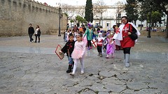 kinderen hebben carnavalsoptocht en roepen om de heks van het kasteel te zien
