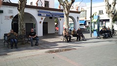 de overdekte markt in Chipiona: Dirk mengt zich tussen de locals