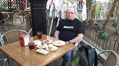 en genieten van het heerlijke weer op het terras