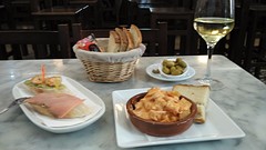 patatas bravas en wat pinchos