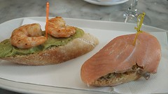 pincho guacamole met gambas / pincho zalm met pesto mmmmmmm