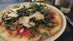 mijn lunch: pizza met serranoham - tomaat - Parmezaanse kaas en rucola