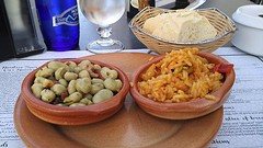 tapa paella en tapa tuinboontjes met stukje serranoham, mmmmm