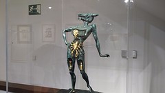 en een beeldje van Dalí