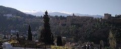 zicht op het Alhambra en de sneeuw van de Sierra Nevada
