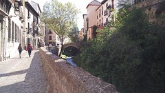 we zijn beneden, het straatje langs de Darro