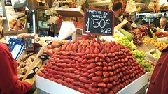 de aardbeien zijn goedkoop vandaag