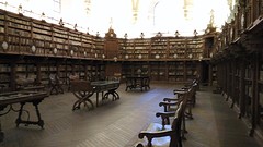 en de andere kant van de bibliotheek
