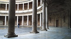 de groep is met de gids in het Alhambra, wij in het museum in paleis Carlos V
