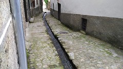 smeltwater (maar ook afval / bloed van de slacht) loopt door de gootjes