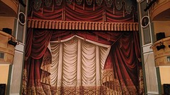 en een mooi stadstheater uit de 19e eeuw