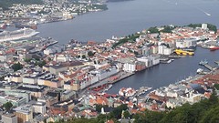 er liggen een paar cruiseboten