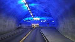 tunnel met blauw licht in de rotonde
