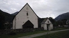 kerk tegenover het hotel in Kinsarvic