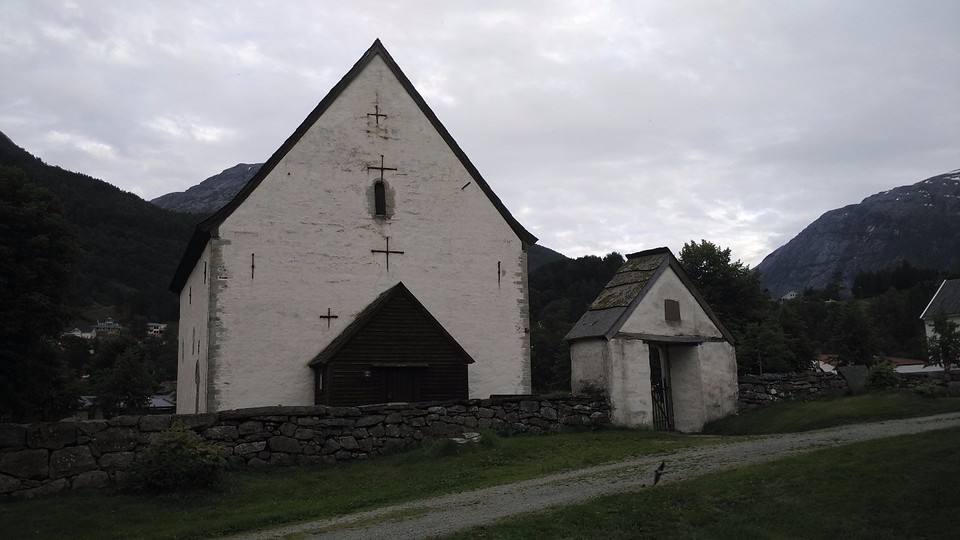 kerk tegenover het hotel in Kinsarvic