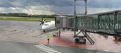 we gaan naar huis: propellervliegtuig voor de vlucht Tallinn - Warschau