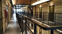 en op de bovenetage een hostal: slapen in een vroegere cel