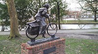 in het stadspark een beeld van een verzetstrijdster