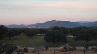 en links op de foto zicht op het dorp San Lorenzo del escorial