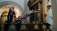 de "paso" (draagbaar) oor de processie staat al klaar