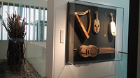 nagemaakte muziekinstrumenten van de voorgevel