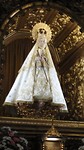 en een kerkje met Maria-altaar
