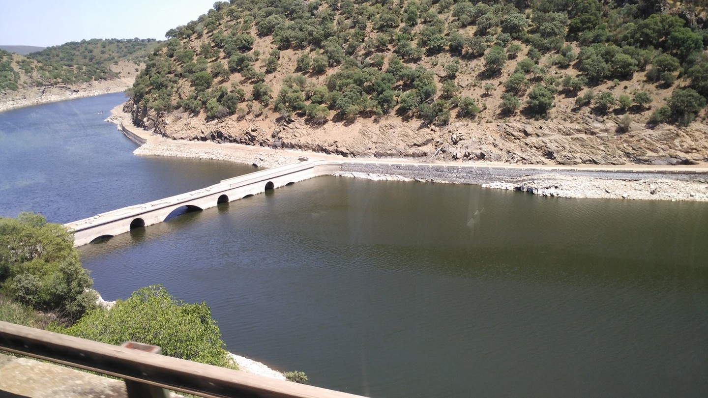 dit bruggetje staat normaal onder water