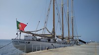 er ligt een prachtig schip in deze haven