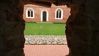 doorkijkje vanuit een gat in de muur van de kerk