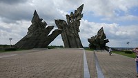 prachtig monument boven op het massagraf