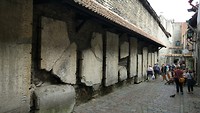 restanten van oude grafstenen