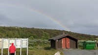 er zijn tijdens de fotostop een aar druppels gevallen en nu zien we een regenboog