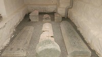 oude grafstenen in de crypte