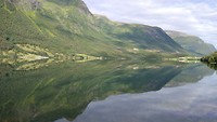 het landschap weerkaatst in het water