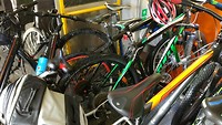 er stappen ineens meer dan 20 personen in met hun fiets