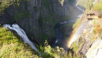 waterval met regenboog aan de andere kant