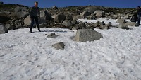 sneeuwballen gooien!