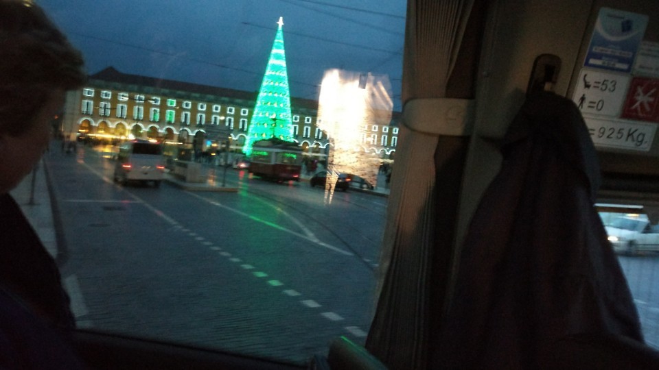 Praca do comercio, nu is de boom verlicht