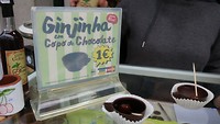 plaatselijke lekkernij: kersenlikeur in een glaasje van chocolade