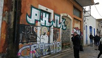 overal langs de kade lege panden met graffiti