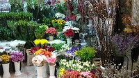 de voedselmarkt is net gesloten, bloemen kun je nog kopen