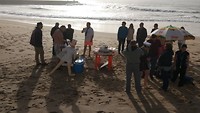 zij maken zich klaar voor de nieuwjaarsduik