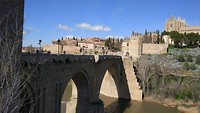 puente San Martín met kerk san Juan de los Reyes