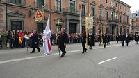 en vele leden van de kerk lopen mee