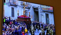 de processie op Plaza de la Villa (t.v. beeld)