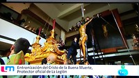 en het beeld gaat op de "trono"